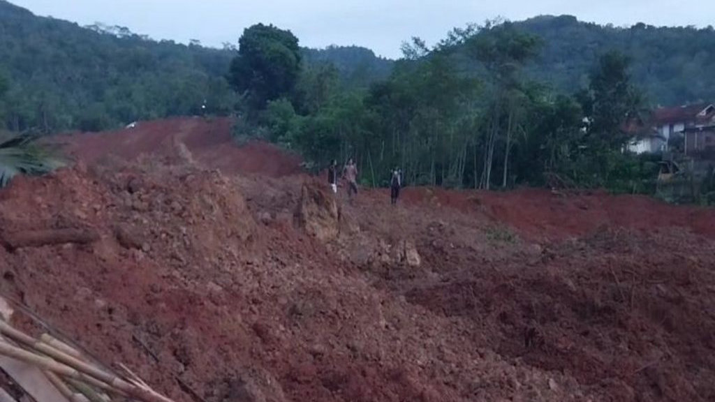 Tangkapan layar video kiriman warga terkait dengan kondisi lokasi bencana tanah longsor di Desa Cibeunying, Kecamatan Majenang, Kabupaten Cilacap, Jawa Tengah, Jumat (14/11/2025) pagi. ANTARA/Sumarwoto tanah longsor di Desa Cibeunying