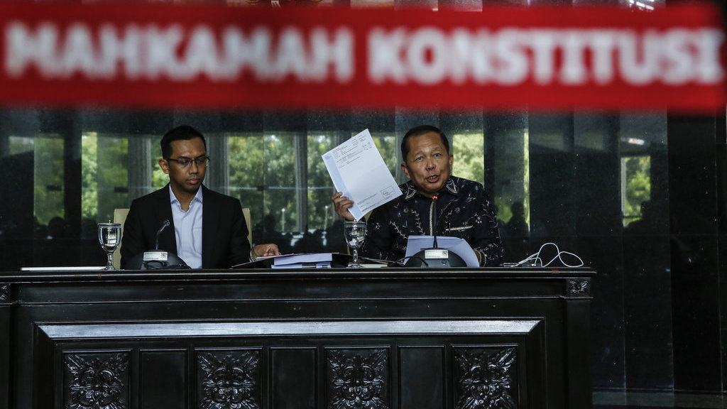Hakim Mahkamah Konstitusi Arsul Sani (kanan) didampingi Kepala Biro Humas Pan Mohamad Faiz (kiri) menyampaikan penjelasan saat konferensi pers di Mahkamah Konstitusi, Jakarta, Senin (17/11/2025). ANTARA FOTO/Asprilla Dwi Adha/nz Konferensi pers Arsul Sani terkait ijazah doktoral
