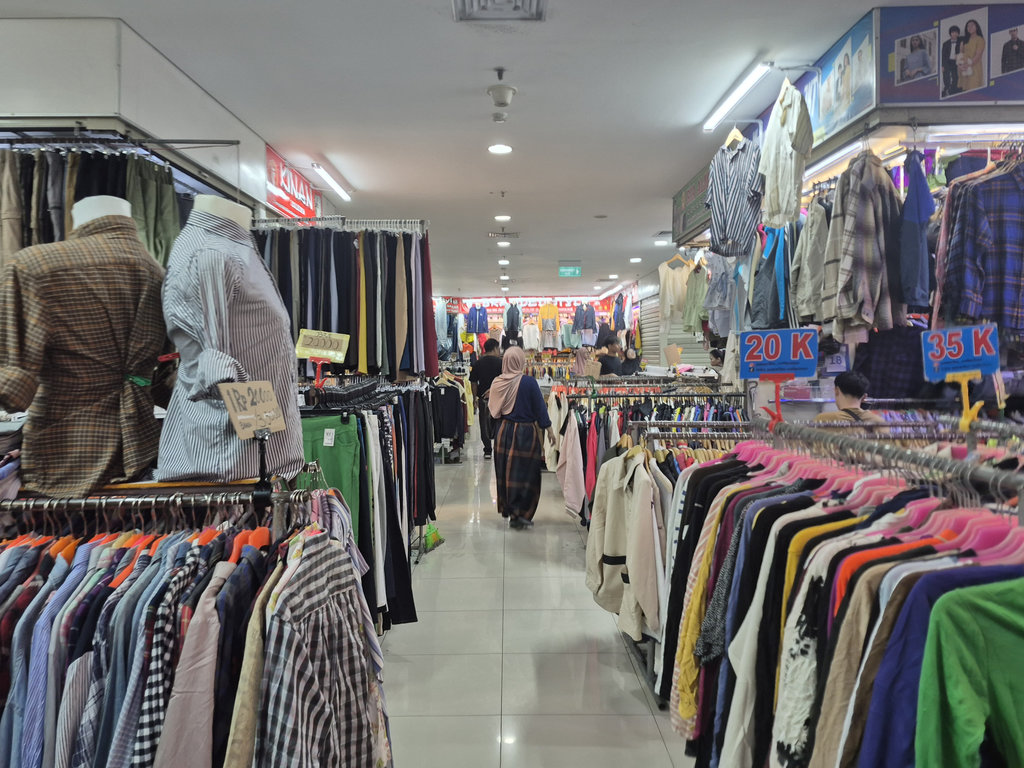 Pedagang baju bekas di Pasar Senen