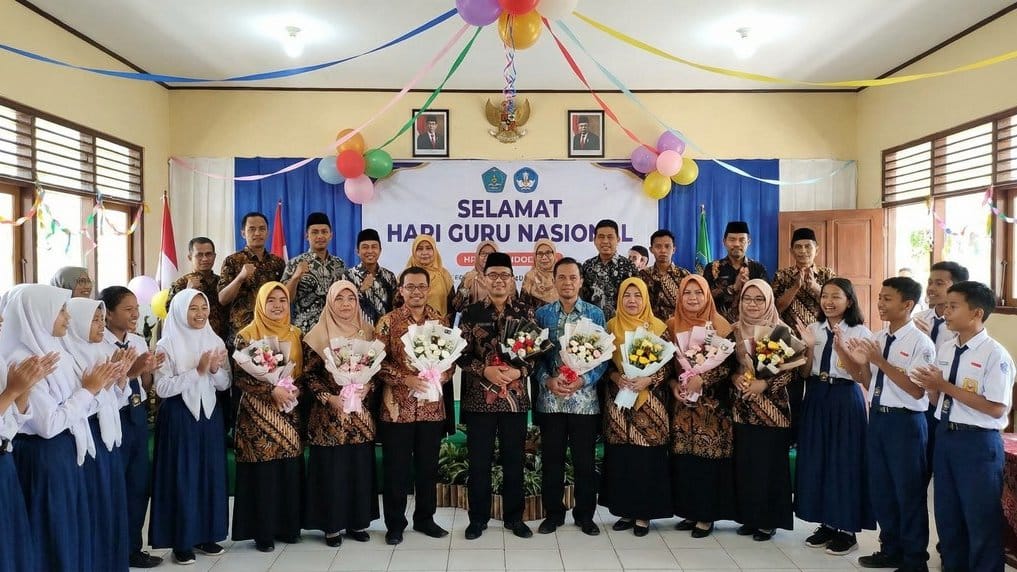 Prompt AI Foto Guru dan Siswa Merayakan HGN