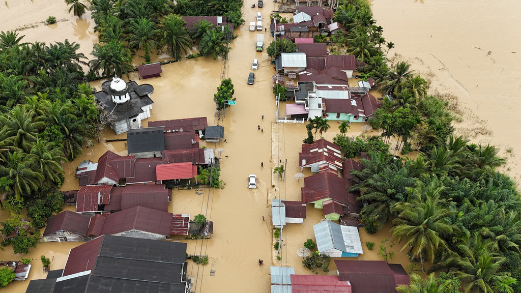 Jalan lintas nasional terendam banjir