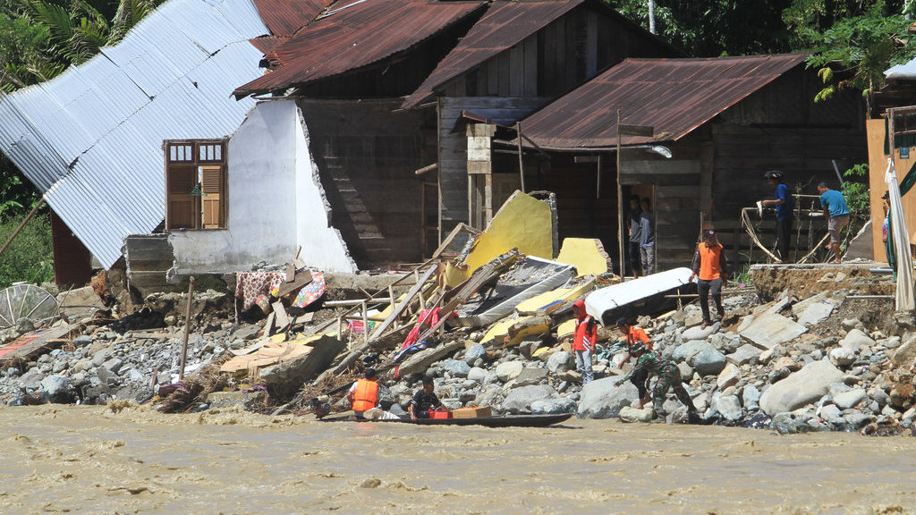 Distribusi logistik korban banjir di Nagan Raya