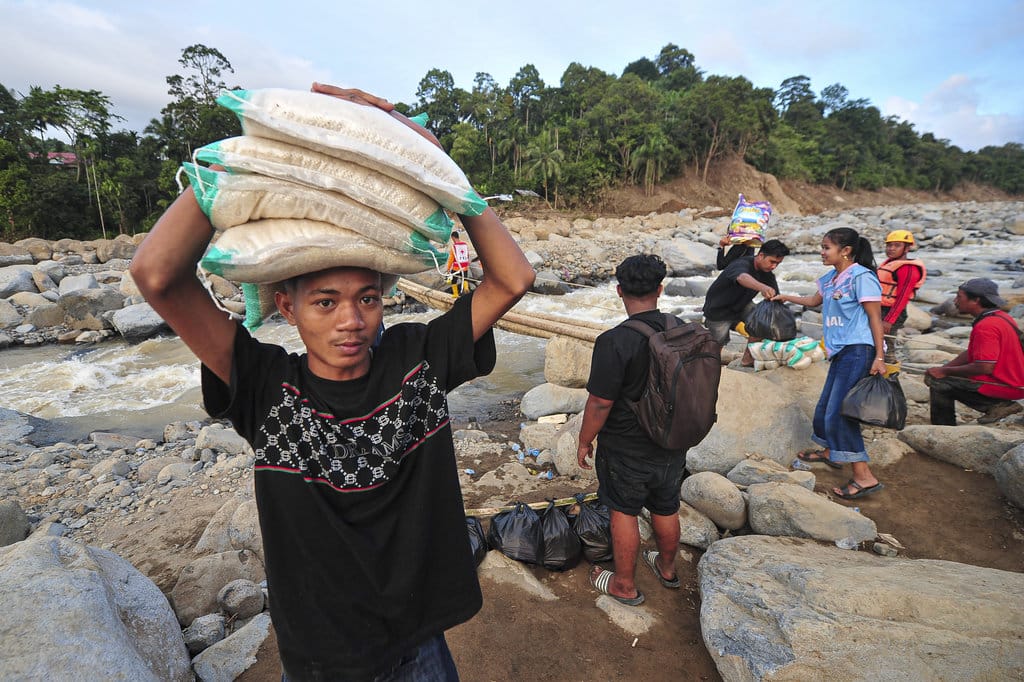 Warga bersiap menyeberangi jembatan darurat di atas aliran Sungai Nanggang di Nagari Salareh Aia Timur, Palembayan, Agam, Sumatera Barat, Minggu (30/11/2025). ANTARA FOTO/Wahdi Septiawan/nz. Jembatan darurat korban banjir bandang Palembayan