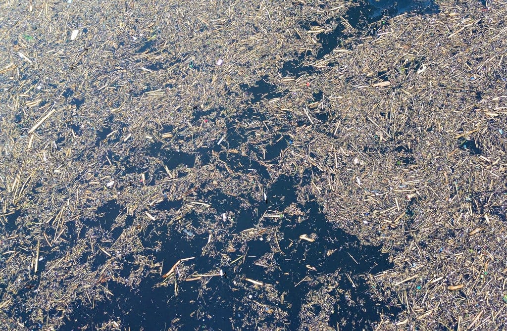 Sampah kayu gelondongan pascabanjir bandang di Solok