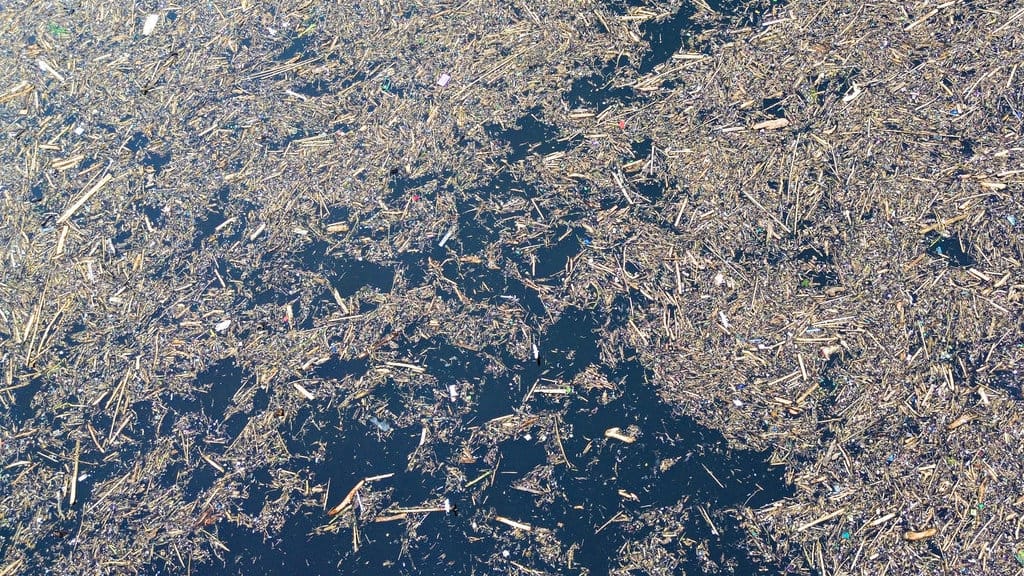 Sampah kayu gelondongan pascabanjir bandang di Solok