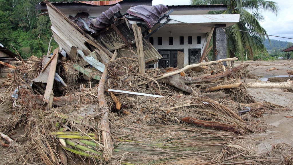 Korban tewas banjir bandang di Tapanuli Selatan mencapai 5 orang