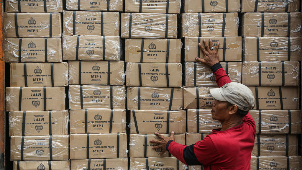 Pengiriman bantuan untuk korban bencana di Sumatera dan Aceh