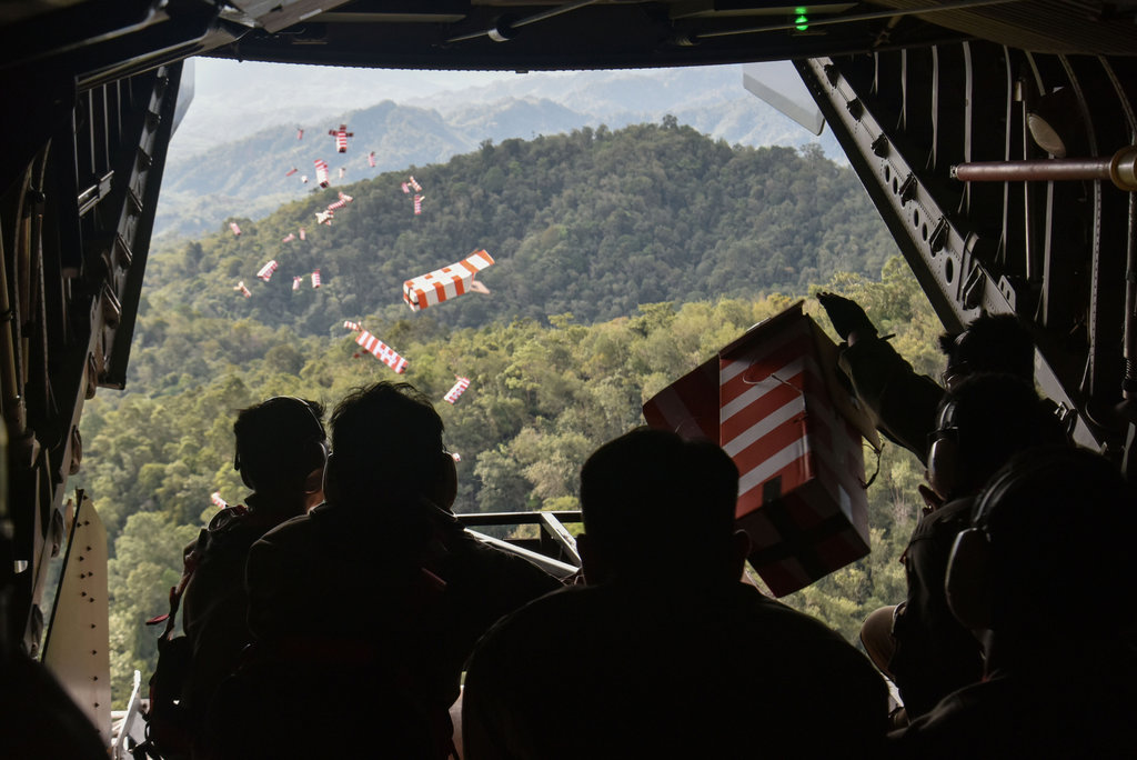 TNI AU kirim bantuan makanan menggunakan heli box 