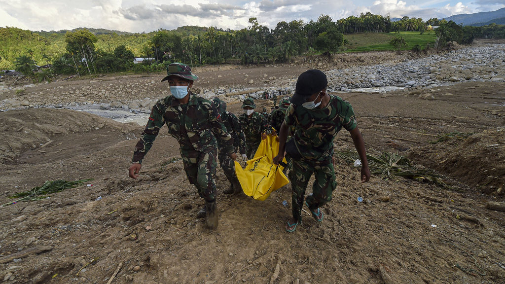 TNI bantu pemakaman korban banjir desa terisolir