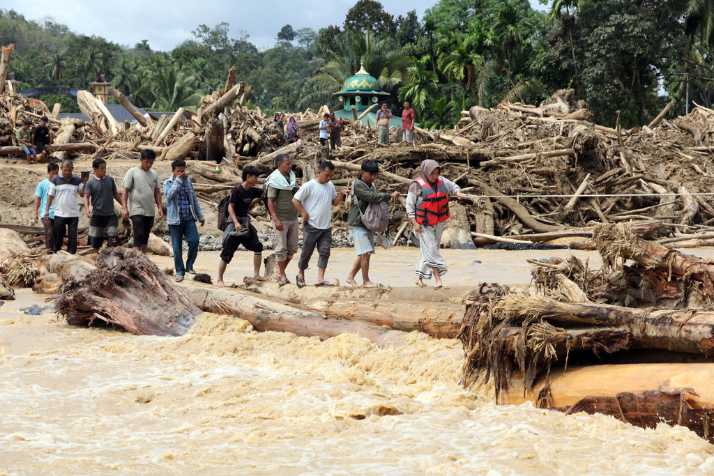 Akses jalan di Tapanuli Selatan putus akibat banjir bandang