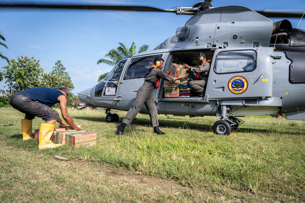 Pendistribusian bantuan bencana alam dari TNI AL