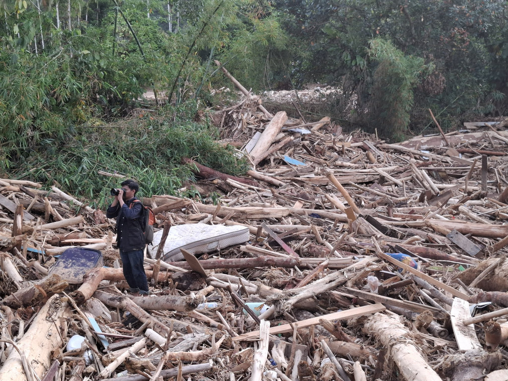 Gelondongan Kayu Menumpuk di Aliran Sungai Tapteng