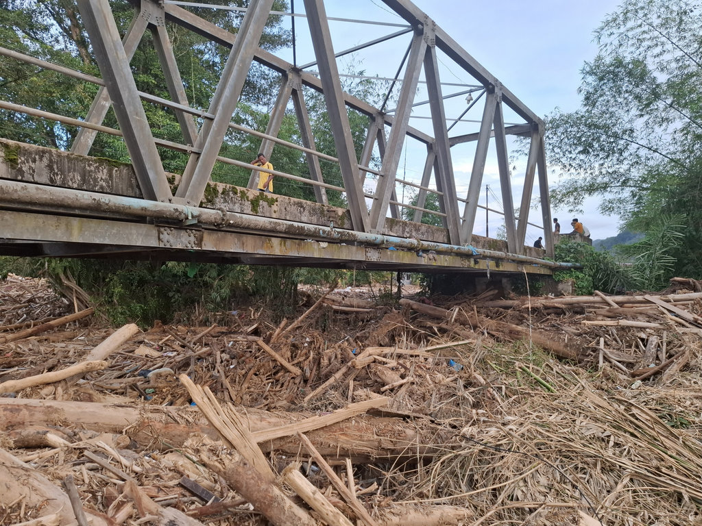Gelondongan Kayu Menumpuk di Aliran Sungai Tapteng