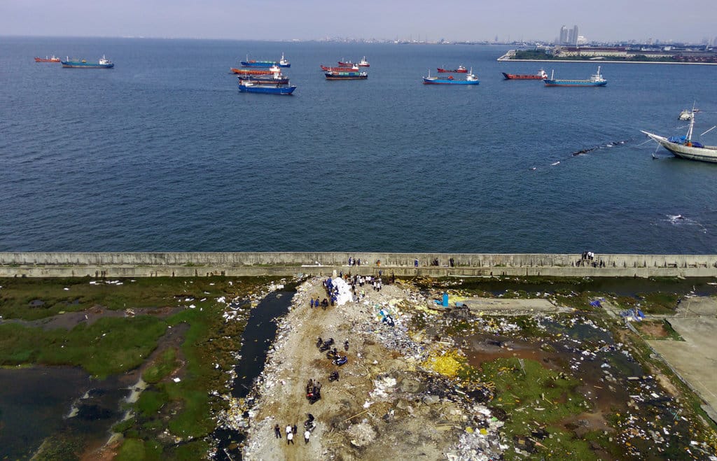 Perbaikan tanggul laut yang bocor di Muara Baru