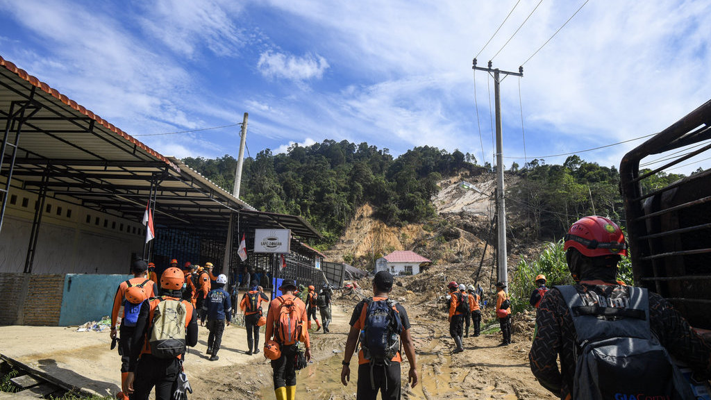 Pencarian korban longsor di Perumahan Matauli Tapteng