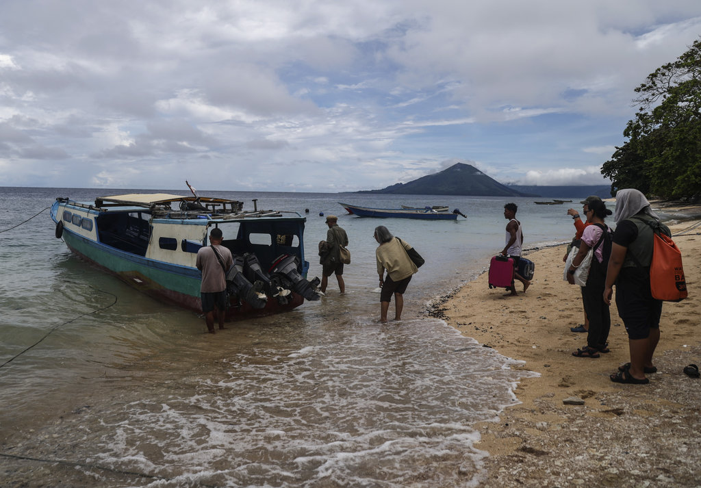 Transportasi laut ke pulau-pulau kecil di Kepulauan Banda