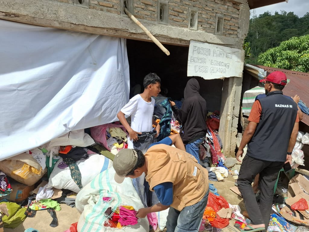 Suasana di gudang pakaian bekas di Desa Garoga, Kecamatan Batang Toru, Kabupaten Tapanuli Selatan, Sabtu (7/12/2025).