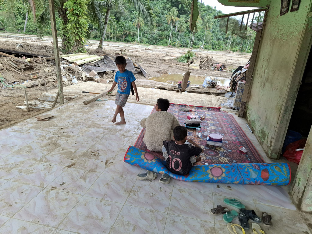 Kisah Suami Istri memperbaiki Rumah di Tapanuli Selatan