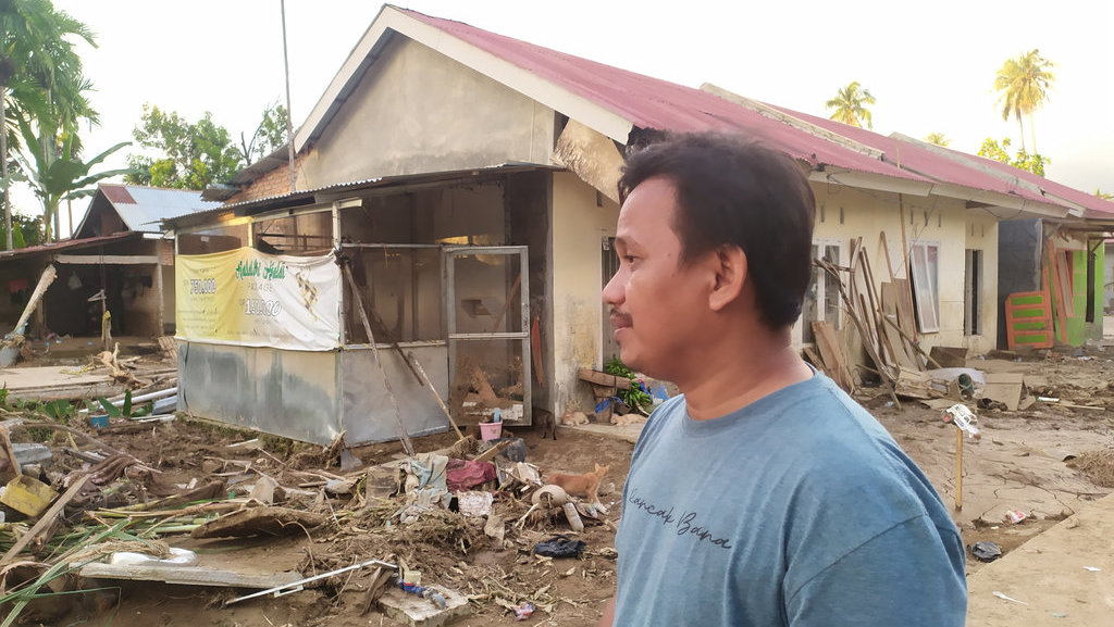 Salah seorang korban banjir di Kota Padang