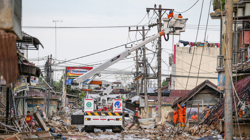 Perbaikan jaringan listrik pascabanjir bandang