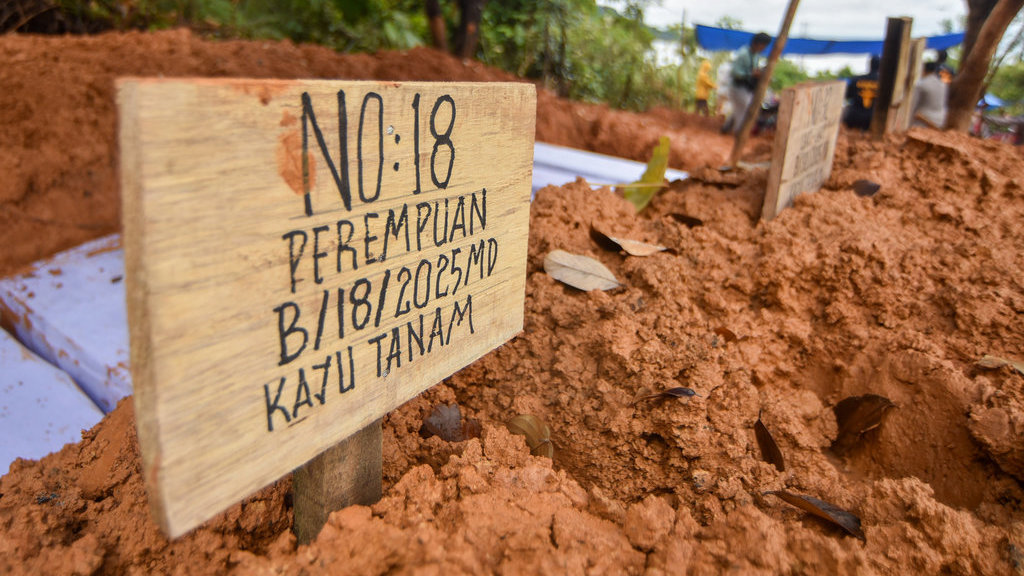 Pemakaman massal korban banjir bandang Sumatera Barat