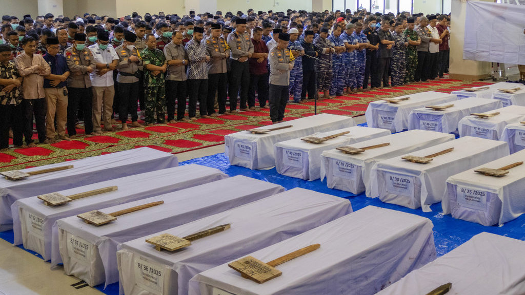 Shalat jenazah untuk para korban bencana alam di Sumbar