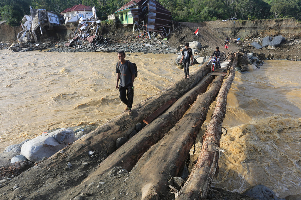 Pembangunan jembatan darurat di Nagan Raya