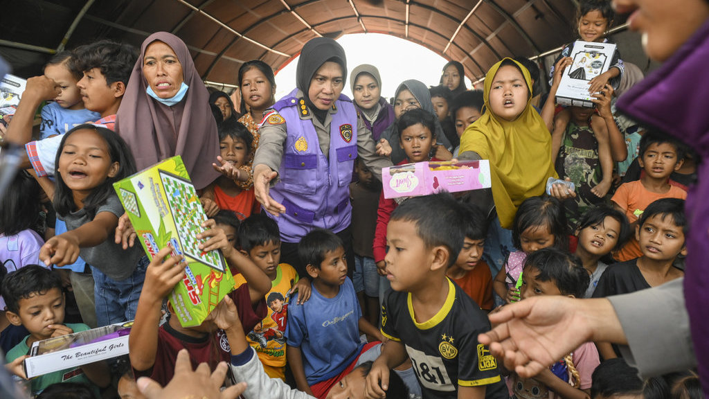 Pemberian mainan kepada anak-anak pengungsi Aceh Tamiang