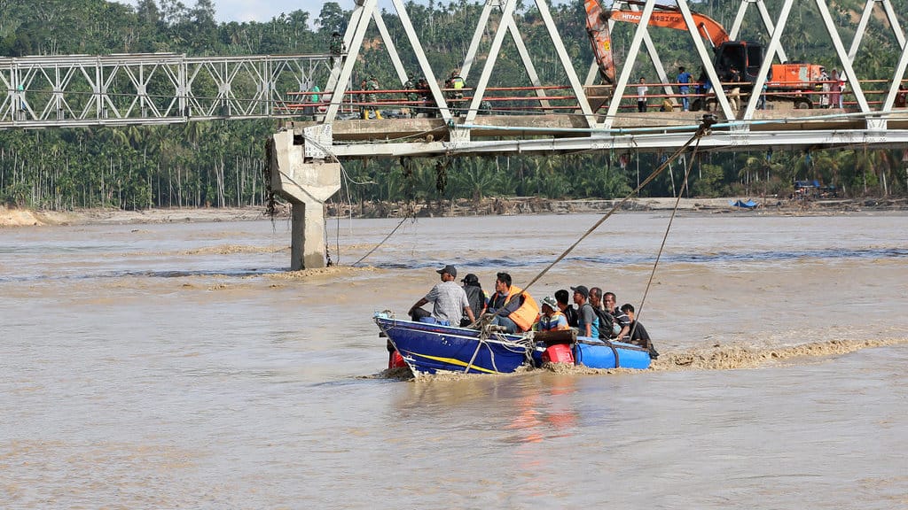 Perahu penyeberangan di Sungai Peusangan Bireuen