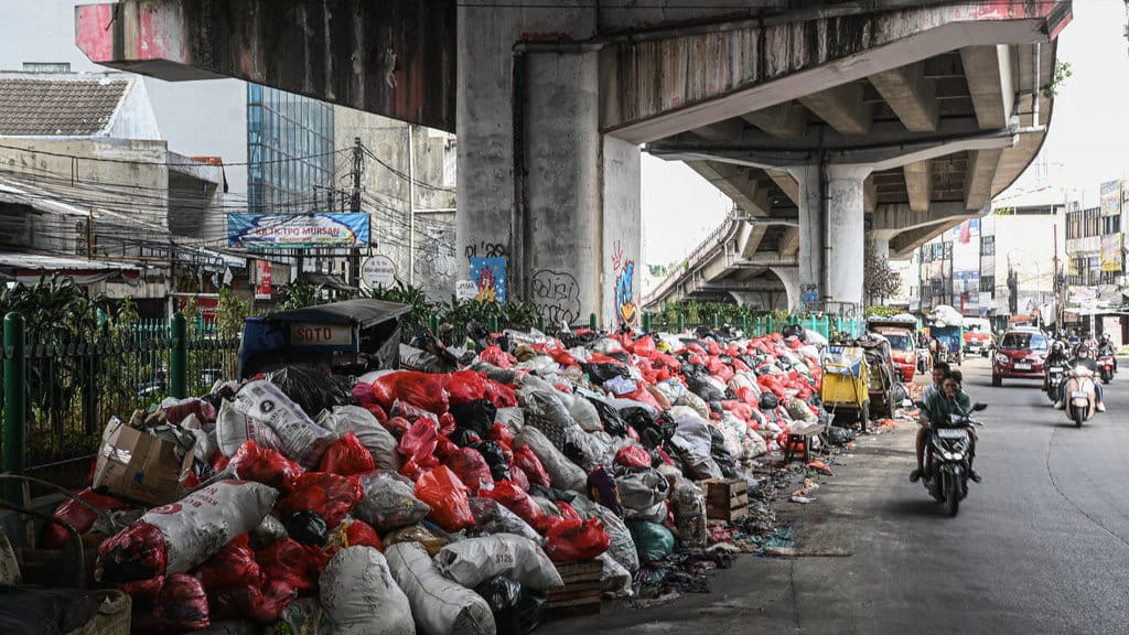 Sampah menumpuk di Tangsel dampak penutupan TPA Cipeucang