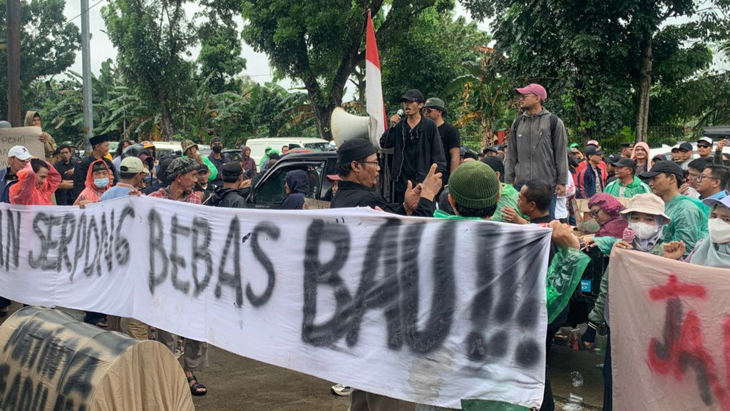 Demonstrasi Menuntut TPA Cipeucang Dibuka