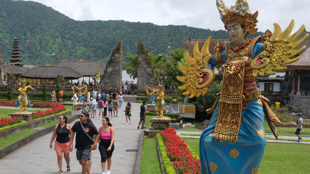 Kunjungan wisatawan di Ulun Danu Beratan Bali