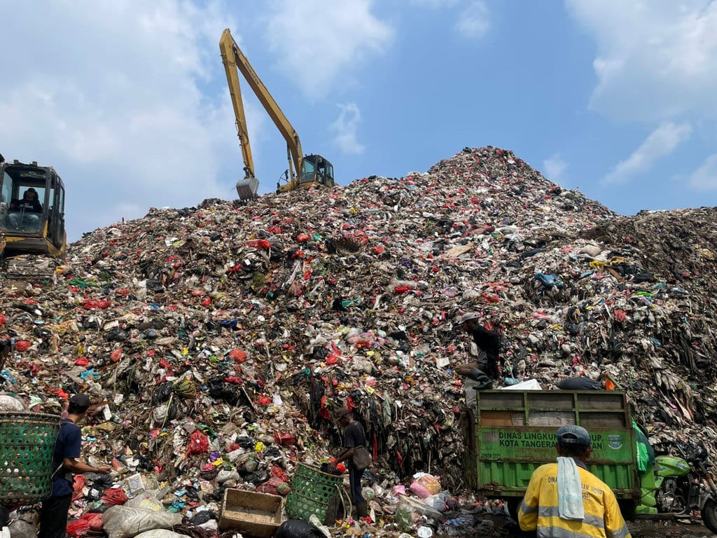 Gunungan Sampah di TPA Cipeucang Sedang Dirapihkan Dengan Alat Berat. (Foto: Jupri Nugroho) Status Tanggap Darurat Sampah Tangsel