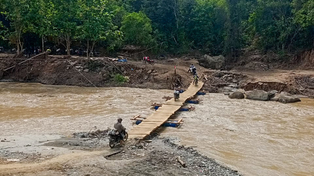 jembatan apung darurat di sungai Kala IlI