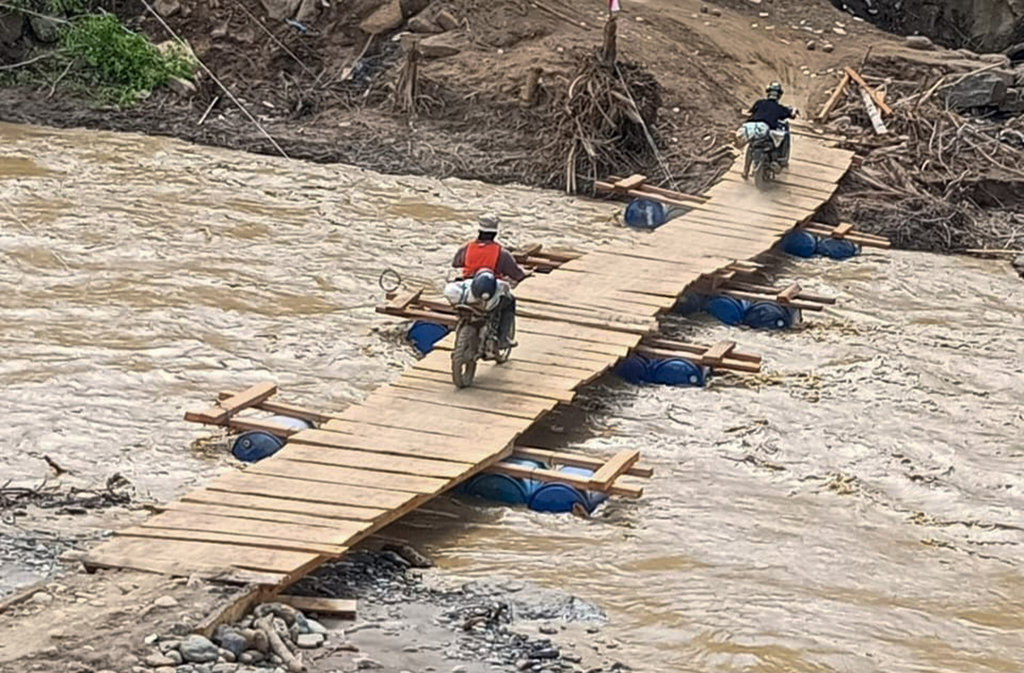 jembatan apung darurat di sungai Kala IlI