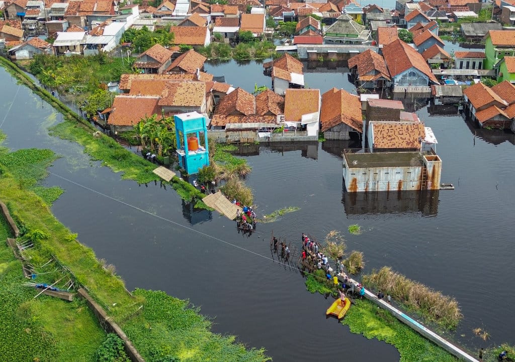 Banjir akibat tanggul sungai jebol