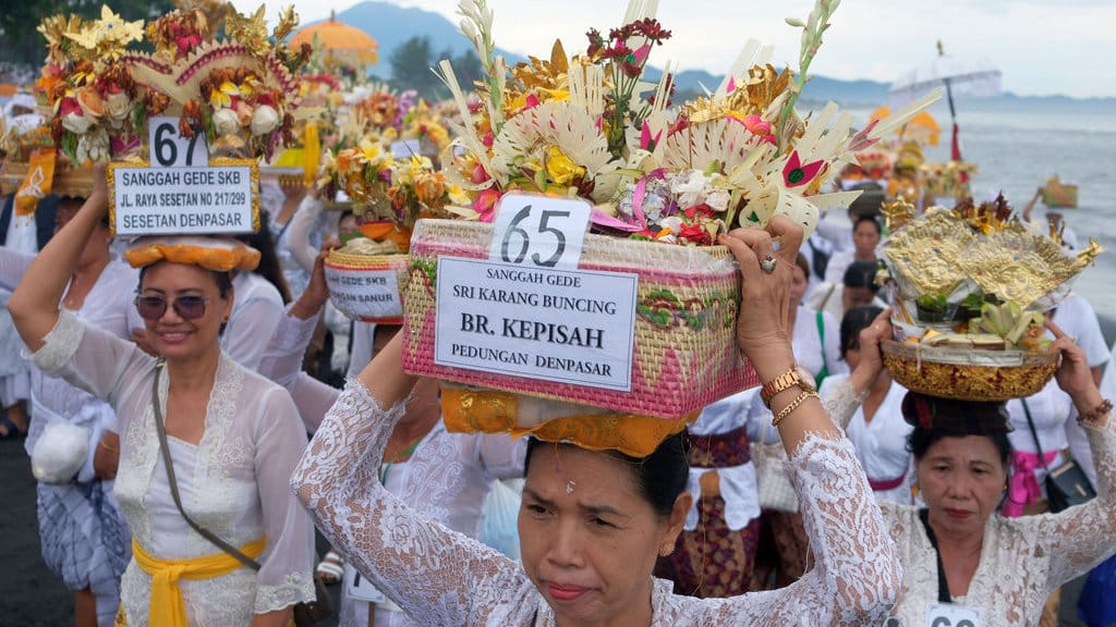 Ritual mesucian di Pantai Saba Bali