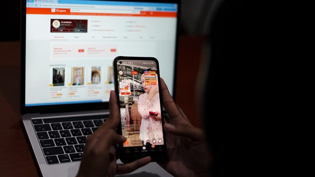 Warga melihat barang dagangan melalui perangkat elektronik pada aplikasi platform niaga elektronik (e-commerce) di Kabupaten Batang, Jawa Tengah, Selasa (13/1/2026). ANTARA FOTO/Harviyan Perdana Putra/YU Realisasi nilai transaksi Program Diskon Belanja Nasional