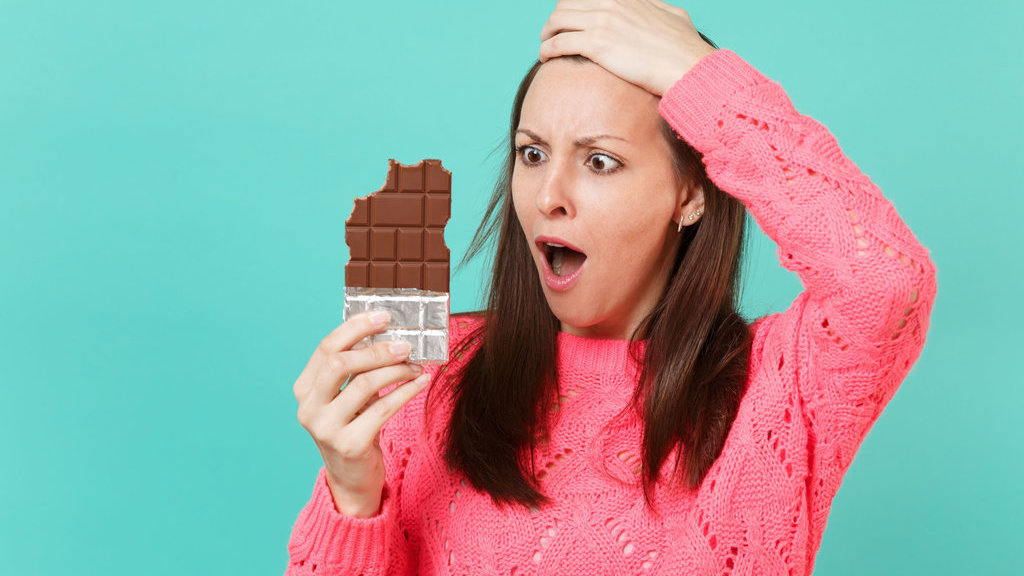 ilustrasi makan cokelat jerawatan