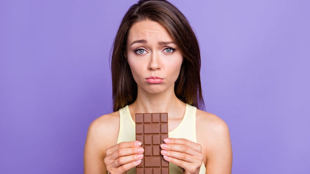 ilustrasi makan cokelat jerawatan