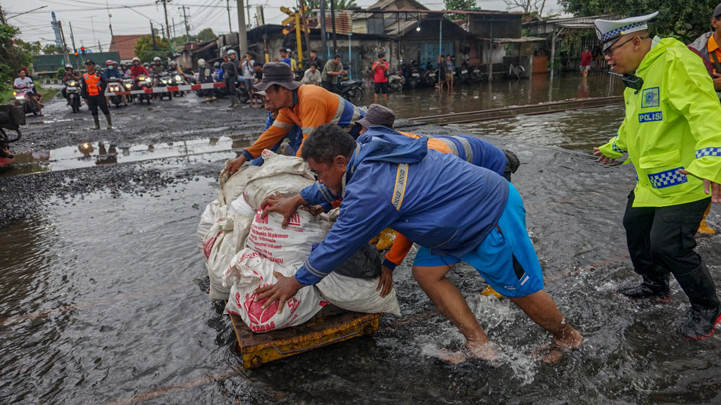 Upaya penanganan jalur rel kereta terdampak banjir di Pekalongan