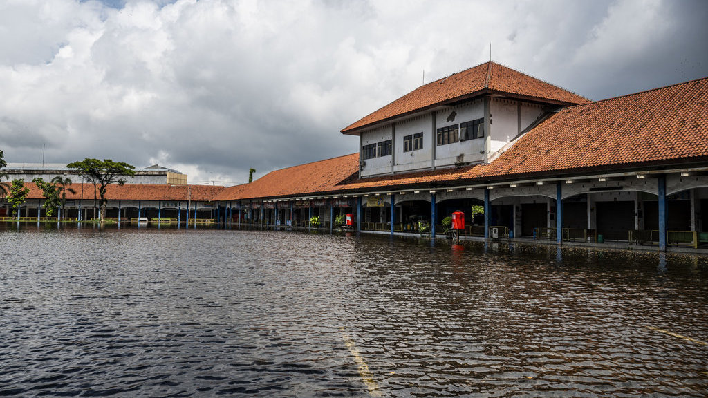 Terminal Induk Jati Kudus terendam banjir