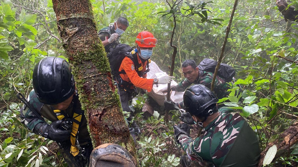 Proses Evakuasi Korban Pesawat ATR 42-500