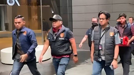 Dittipideksus) Bareskrim Polri memasuki sebuah gedung perkantoran di kawasan Jakarta Selatan untuk melakukan penggeledahan di kantor PT Dana Syariah Indonesia pada Jumat (23/1/2026)