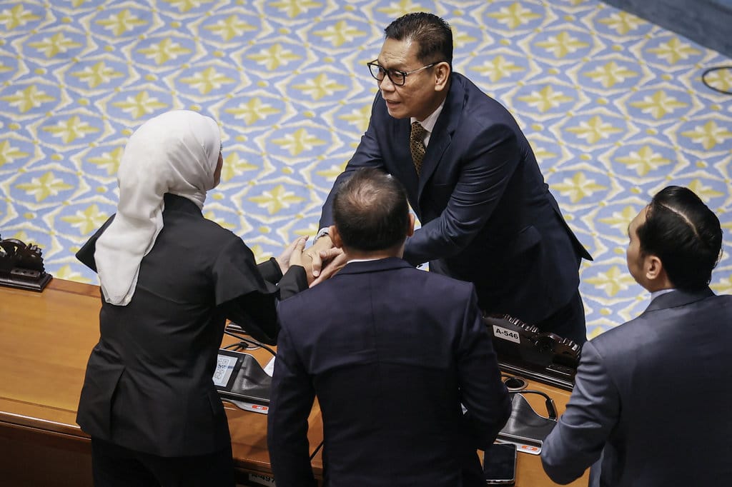 Hakim Mahkamah Konstitusi (MK) usulan DPR Adies Kadir (tengah) menerima ucapan selamat dari anggota DPR saat mengikuti Rapat Paripurna DPR ke-12 Masa Persidangan III Tahun Sidang 2025-2026 di Kompleks Parlemen, Senayan, Jakarta, Selasa (27/1/2026). ANTARA FOTO/Dhemas Reviyanto/aww. Rapat Paripurna DPR setujui Adies Kadir jadi Hakim MK