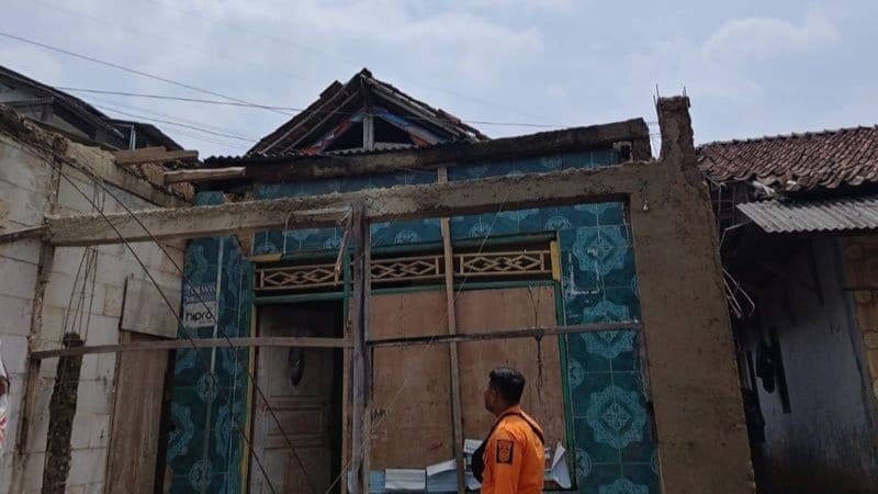 Rumah rusak di Caringin Bogor