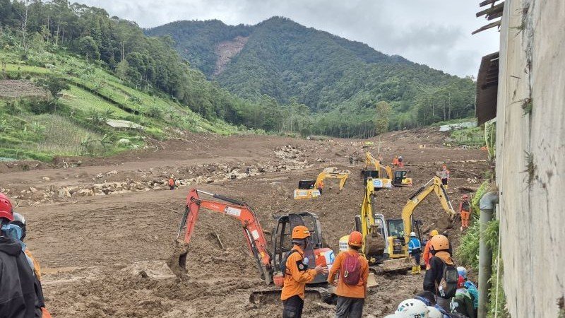 alat berat disiagakan di titik A2 longsor Cisarua