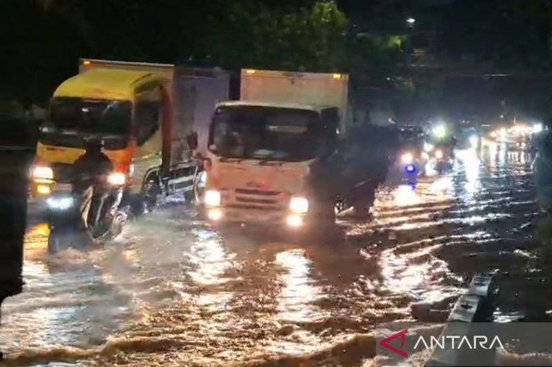 Genangan banjir yang sempat membuat lalu lintas di Jalan Daan Mogot, Jakarta Barat lumpuh, kini telah berangsur surut pada Kamis (29/1/2026) malam.
