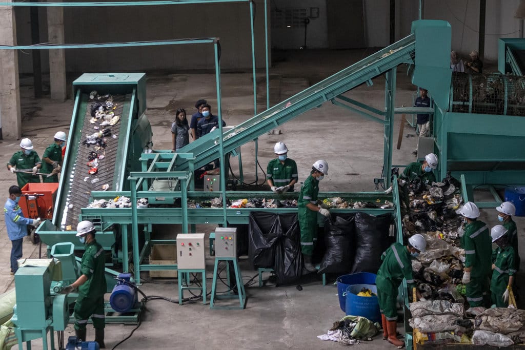 Pengolahan sampah di TPST Utama Cimahi Selatan