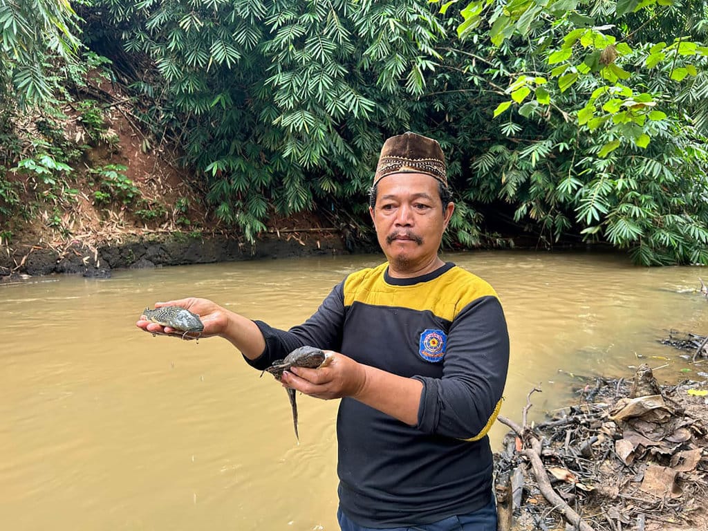 Warga sekitar aliran sungai Jaletreng yang berhilir di Sungai Cisadane memperlihatkan ikan sapu-sapu yang mati diduga akibat Tumpahan Insektisida dari taman tekno Akibat Kebakaran. Foto/Jupri Nugroho Warga Sekitar Sungai Cisadane